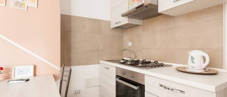 冷蔵庫、電子レンジ、オーブン、コンロ