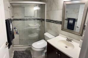 Douche, sĂšche-cheveux, bidet, serviettes fournies