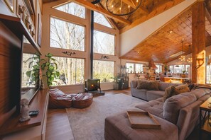 Smart TV, fireplace, stereo - Mount Zurich/Poconos/14 PPL/XL Hot Tub/Pool Table /Playground/Fire-pit /Games (Newfoundland)