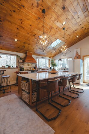 Kylskåp, mikrovågsugn, ugn och spishäll