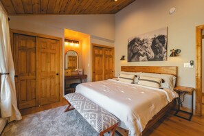 5 bedrooms, desk, iron/ironing board, WiFi - Mount Zurich/Poconos/14 PPL/XL Hot Tub/Pool Table /Playground/Fire-pit /Games (Newfoundland)