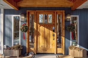 Exterior detail - Mount Zurich/Poconos/14 PPL/XL Hot Tub/Pool Table /Playground/Fire-pit /Games (Newfoundland)