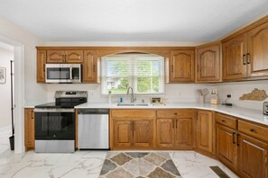 雪櫃、微波爐、焗爐、爐具