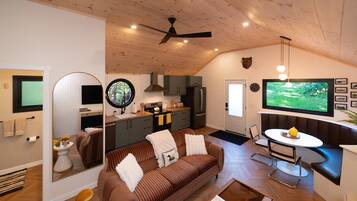 Smart TV, chimenea, estéreo