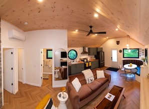 Smart TV, fireplace, stereo - Bala Vida Cabin - Steps to Lake Muskoka w/ pond, fire pit & cedar barrel sauna ✌🏼 (Bala)