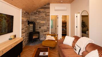 Smart TV, chimenea, estéreo