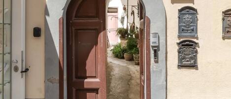 تفاصيل الفندق من الخارج