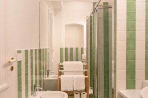 Shower, hair dryer, bidet, towels