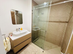 Dusche, Handtücher, Seife, Shampoo