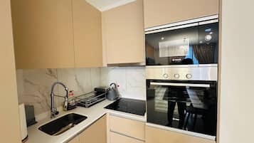 Frigorífico, microondas, horno y placa de cocina