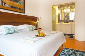 2 bedrooms, desk, iron/ironing board, travel cot