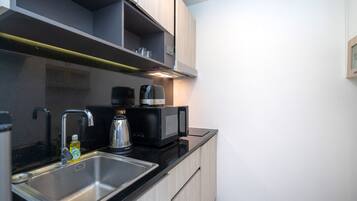 Exclusive Studio Suite, Balcony, Partial Ocean View | Private kitchenette | Electric kettle, toaster