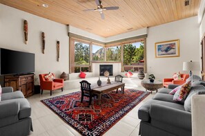 Smart-tv en een open haard