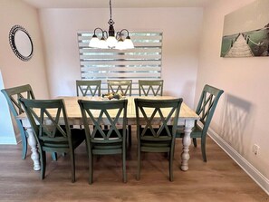 Dining - Aqua Vista Too -  your serene lakefront oasis (Venice)