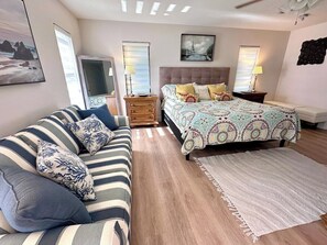 4 bedrooms, desk, iron/ironing board, free WiFi - Aqua Vista Too -  your serene lakefront oasis (Venice)