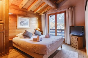 4 slaapkamers, een bureau, een strijkplank/strijkijzer, reisbedje