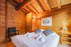 4 slaapkamers, een bureau, een strijkplank/strijkijzer, reisbedje
