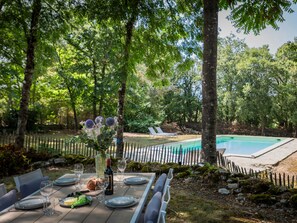 Outdoor dining - Lovely gite with large garden and private pool (Sérignac)