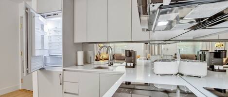 Een koelkast, een magnetron, een oven, een kookplaat