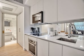 Kühlschrank, Mikrowelle, Ofen, Herdplatte