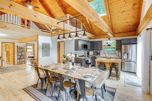 Stylish Catskills Retreat: Year-Round Adventure!