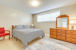 2 quartos, ferros/tábuas de passar roupa, roupa de cama