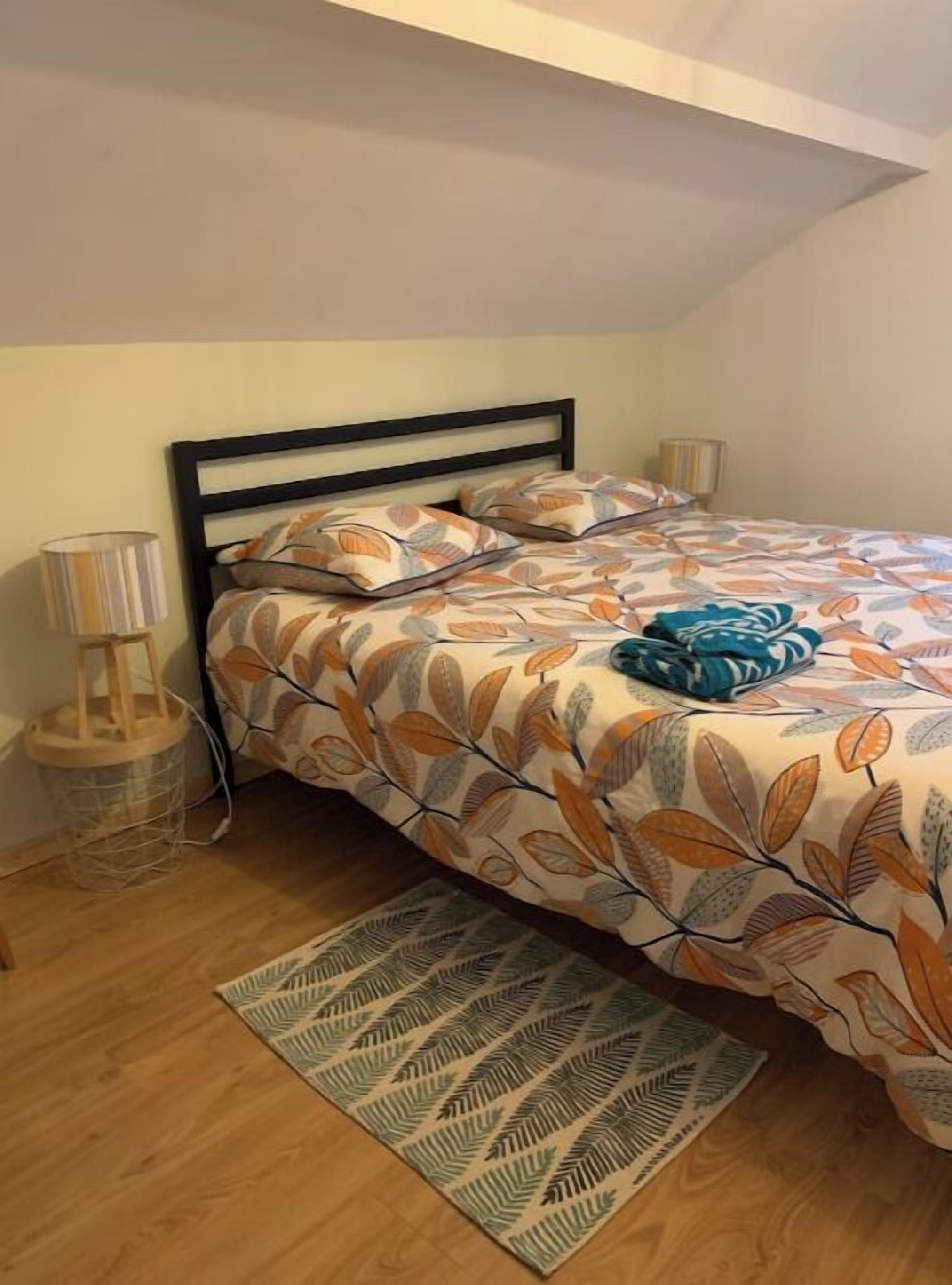 2 habitaciones, escritorio, tabla de planchar con plancha y wifi 