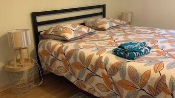 2 habitaciones, escritorio, tabla de planchar con plancha y wifi