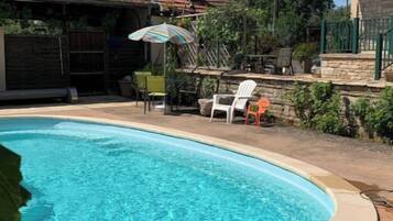 Una piscina al aire libre