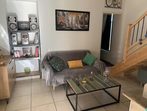 Televisión, libros y estéreo 