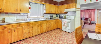 Ottawa Home w/ Porch, Near Starved Rock State Park