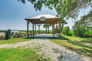 Property grounds - Chic Murrells Inlet Getaway ~ 2 Mi to Marsh Walk! (Murrells Inlet)