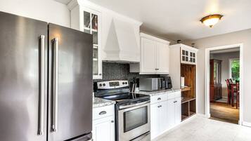 Fridge, microwave, stovetop, dishwasher