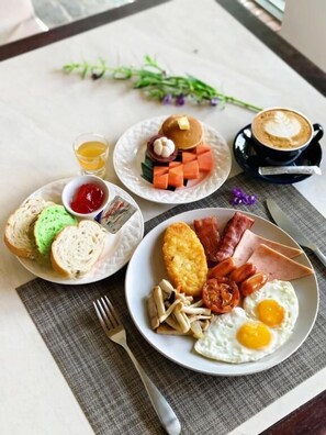 Free daily buffet breakfast - Family Land Camping Resort (Vang Vieng)