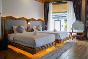 Desk, laptop workspace, free WiFi - Family Land Camping Resort (Vang Vieng)