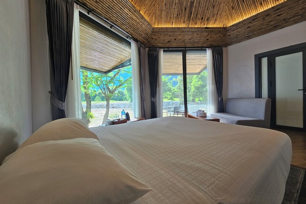 Bureau, espace de travail pour ordinateur portable, Wi-Fi gratuit