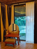 Escritorio, espacio para trabajar con laptop y wifi gratis 