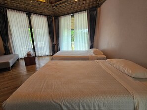 Habitación Deluxe, 2 habitaciones, vistas al río | 1 dormitorio, escritorio, espacio para trabajar con un portátil
