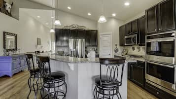 Refrigerador, microondas, lavavajillas y cafetera y tetera