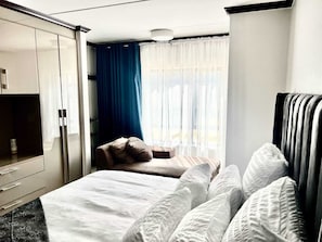 3 bedrooms, iron/ironing board, WiFi, bed sheets
