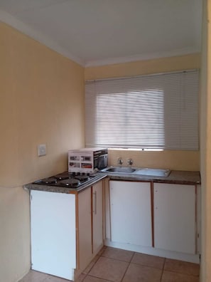Kühlschrank, Mikrowelle, Herdplatte, Kochgeschirr/Geschirr/Besteck