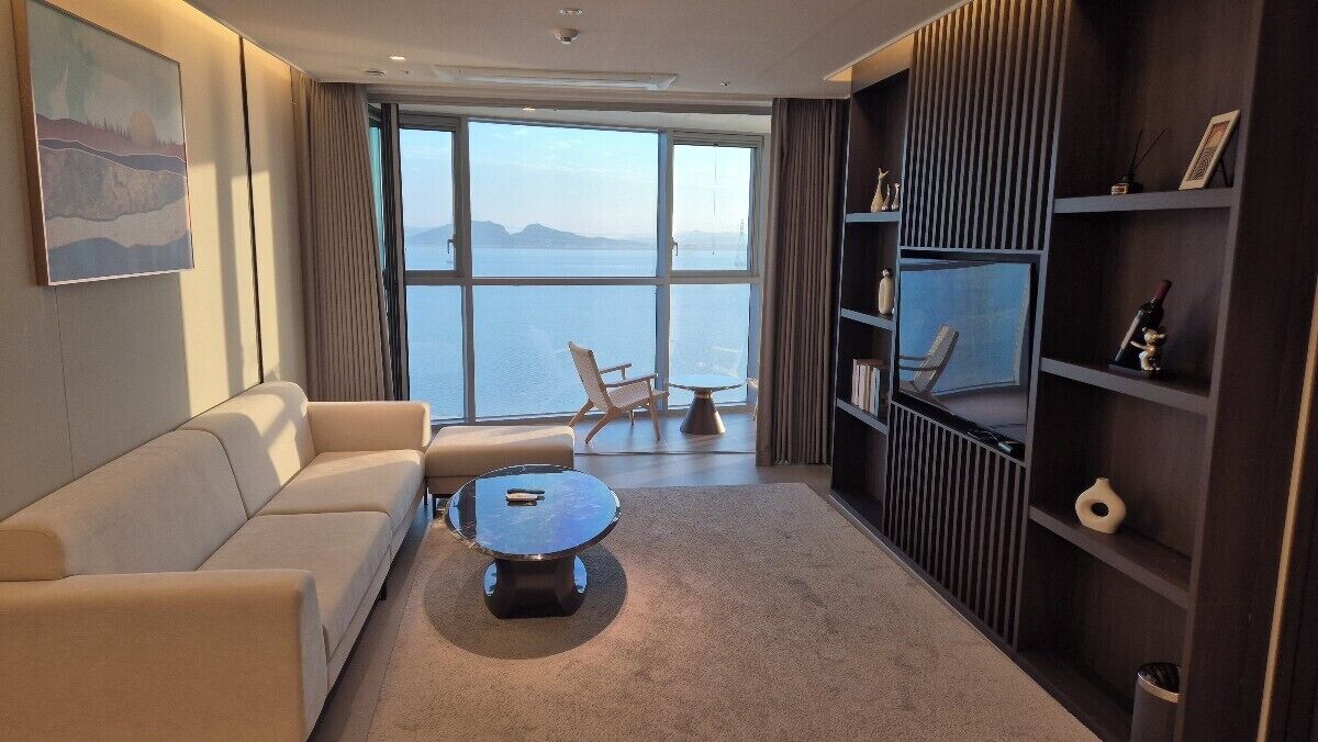 Suite Ocean | リビング エリア | 42 インチの薄型テレビ (衛星放送視聴可)