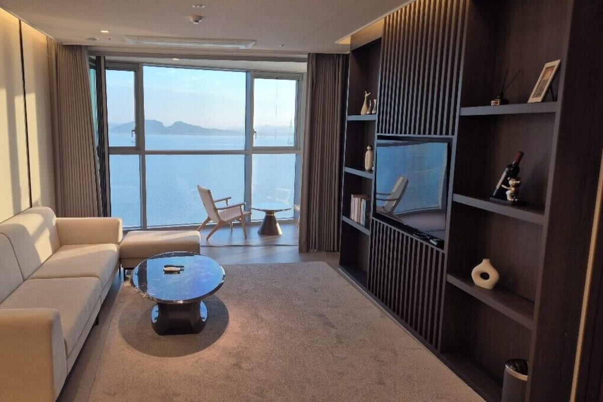 Suite Ocean | 起居区 | 42-英寸纯平电视(配备卫星频道)