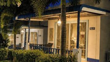 Standard Single Room, 1 King Bed, Non Smoking, Balcony | Garden view