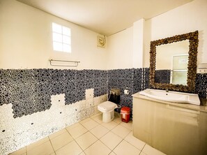 Kamer, meerdere bedden, niet-roken, in toren | Badkamer | Een douche, gratis toiletartikelen, een haardroger, handdoeken
