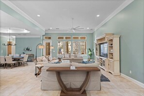 Fernseher, Kamin, Videospiele, Tischtennisplatte