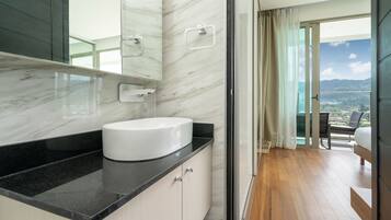 Exclusive-Apartment, 2 Schlafzimmer, Balkon, eingeschränkter Meerblick | Badezimmer