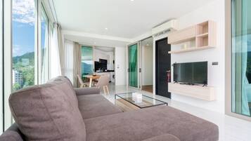 Exclusive-Apartment, 2 Schlafzimmer, Balkon, eingeschränkter Meerblick | Wohnbereich | Flachbildfernseher