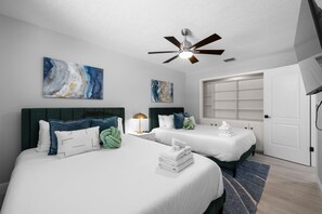 4 bedrooms, desk, iron/ironing board, travel crib - Backyard Oasis w/ Sand Volleyball!~ Mins to Beach (Seminole)