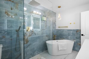Dusche, Haartrockner, Handtücher